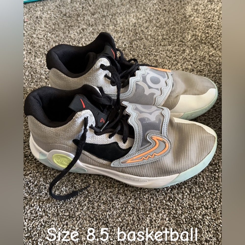 Men’s basketball shoes